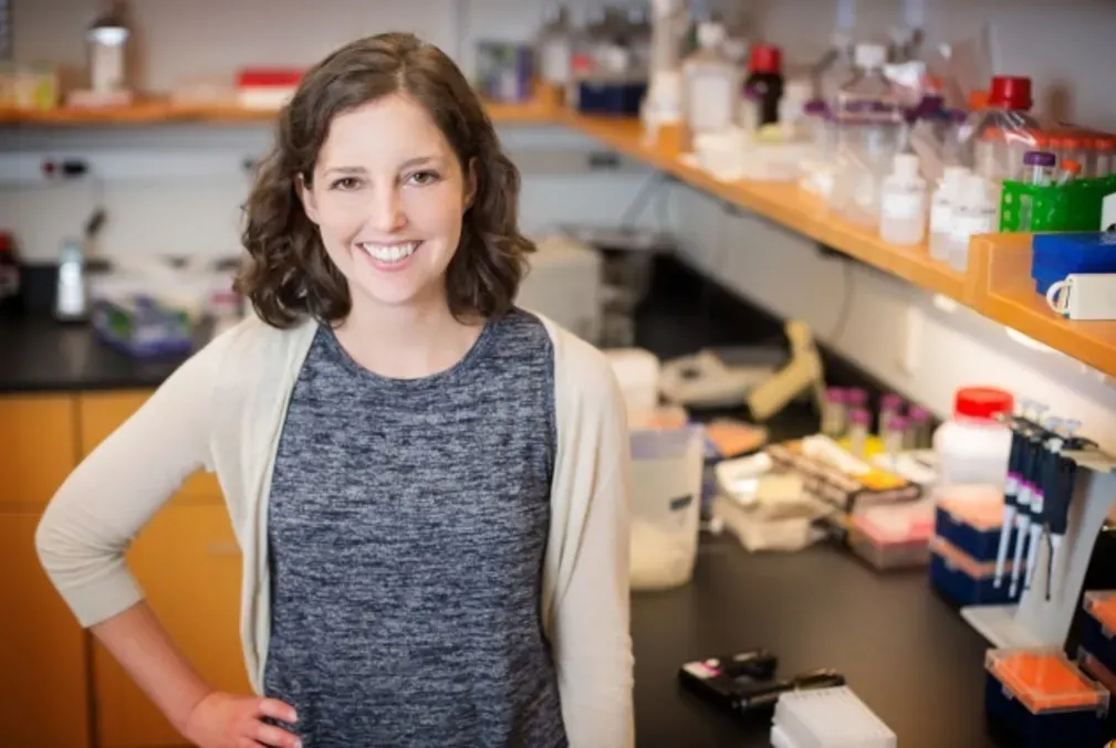 Molly Schumer stands in a biology laboratory